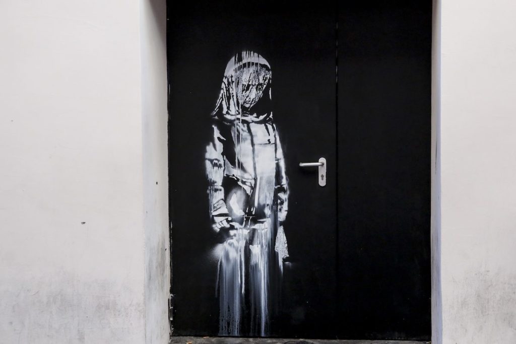 Ritrovata la porta del Bataclan con graffito di Banksy