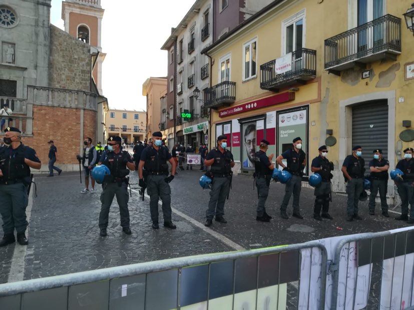 La copiosa presenza della Polizia stamattina ad Ariano Irpino per l'arrivo di Matteo Salvini