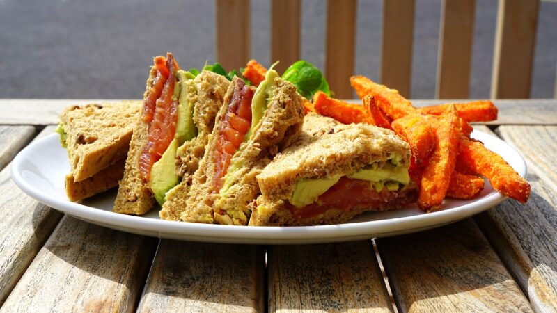 Club sandwich con salmone affumicato e avocado: laricetta