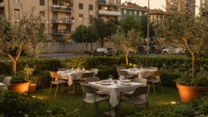 Giardino esterno di un ristorante nell'area di Milano, organizzato per la cena all'aperto con taglio editoriale
